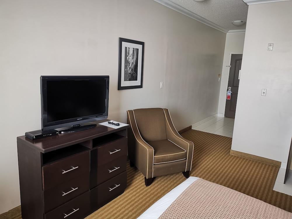 Ramada By Wyndham Cold Lake Dış mekan fotoğraf