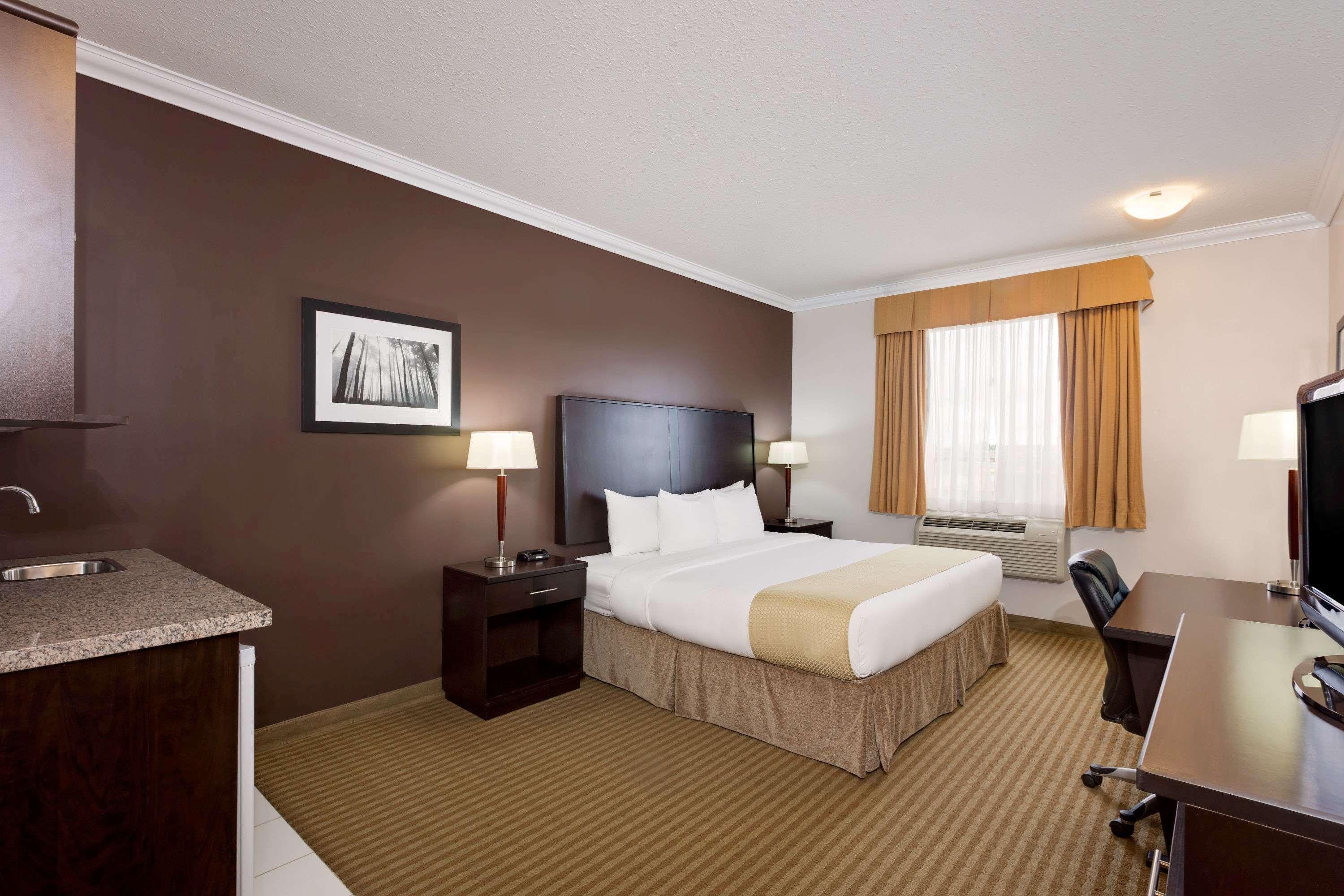 Ramada By Wyndham Cold Lake Dış mekan fotoğraf