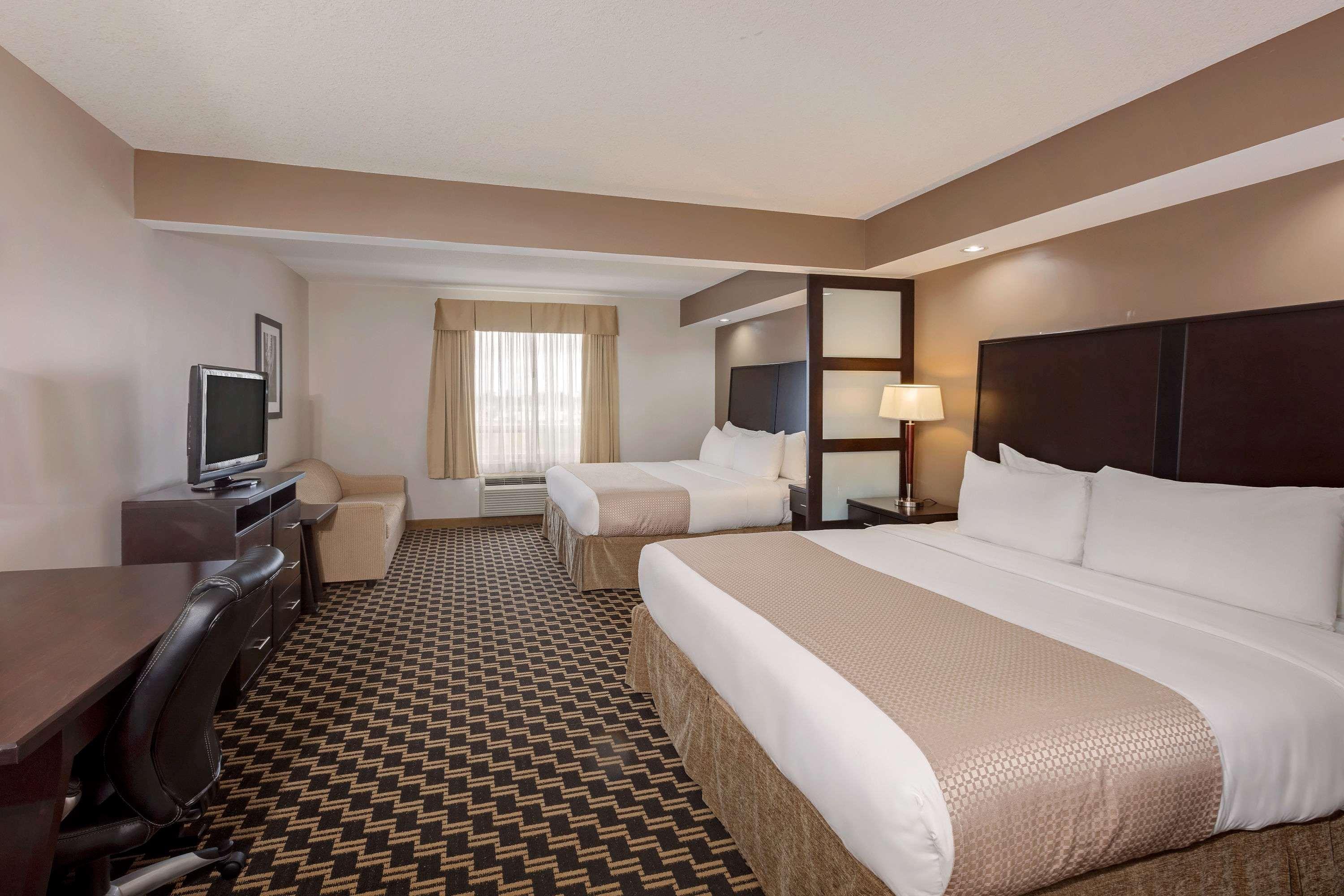 Ramada By Wyndham Cold Lake Dış mekan fotoğraf