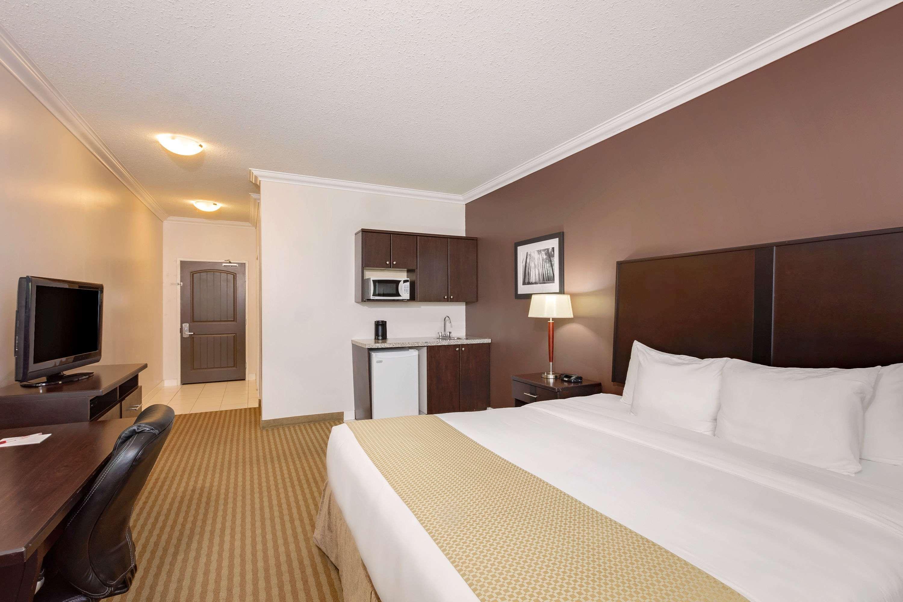 Ramada By Wyndham Cold Lake Dış mekan fotoğraf