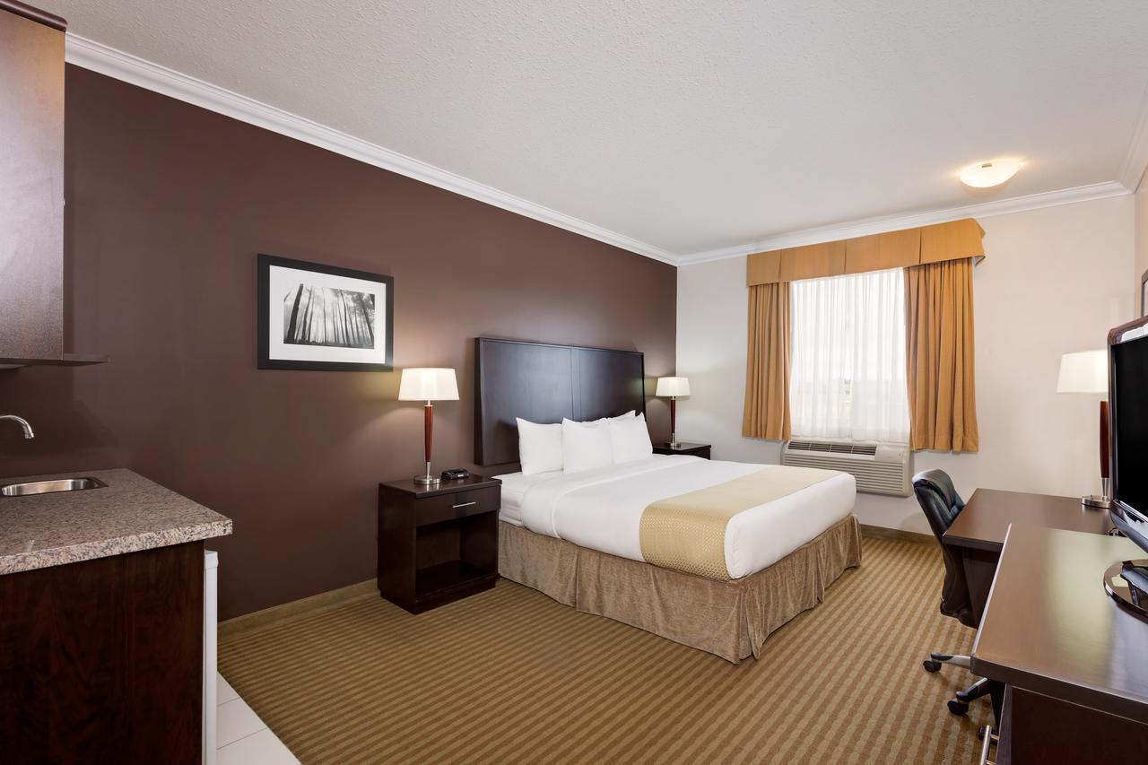Ramada By Wyndham Cold Lake Dış mekan fotoğraf