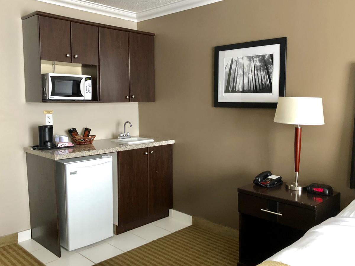 Ramada By Wyndham Cold Lake Dış mekan fotoğraf